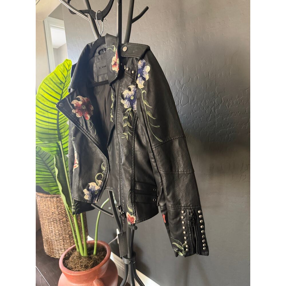 🌹 BlankNYC Embroidered Moto Jacket – NWT – Floral Studded Faux Leather – Size M - Picture 4 of 5
